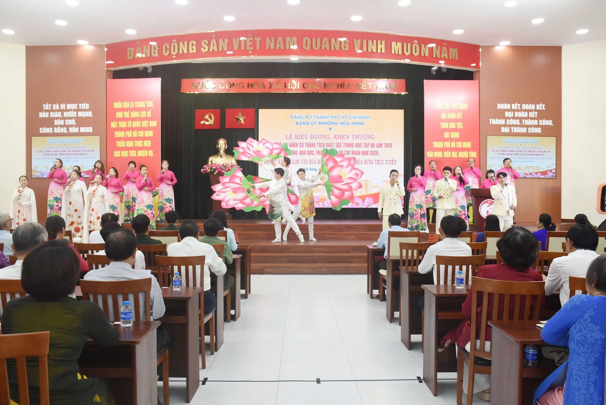 Chương trình văn nghệ chào mừng tại buổi lễ