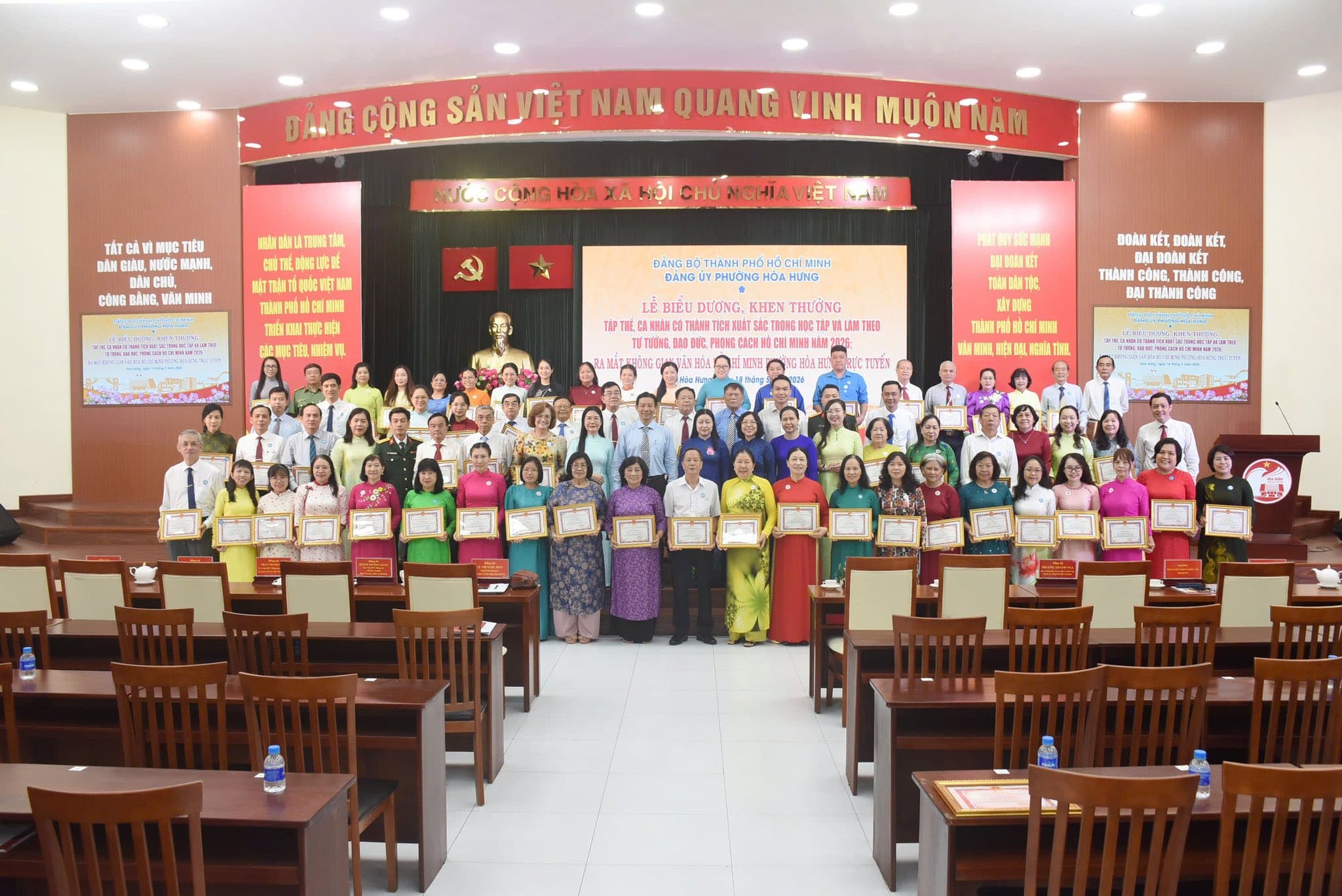 Các tập thể, cá nhân tiêu biểu chụp ảnh lưu niệm cùng lãnh đạo Đảng ủy phường